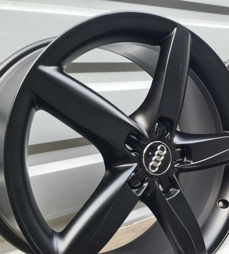 Audi 135mm ratlankių dangteliai juodos glossy black spalvos lengvai montuojami pavyzdys