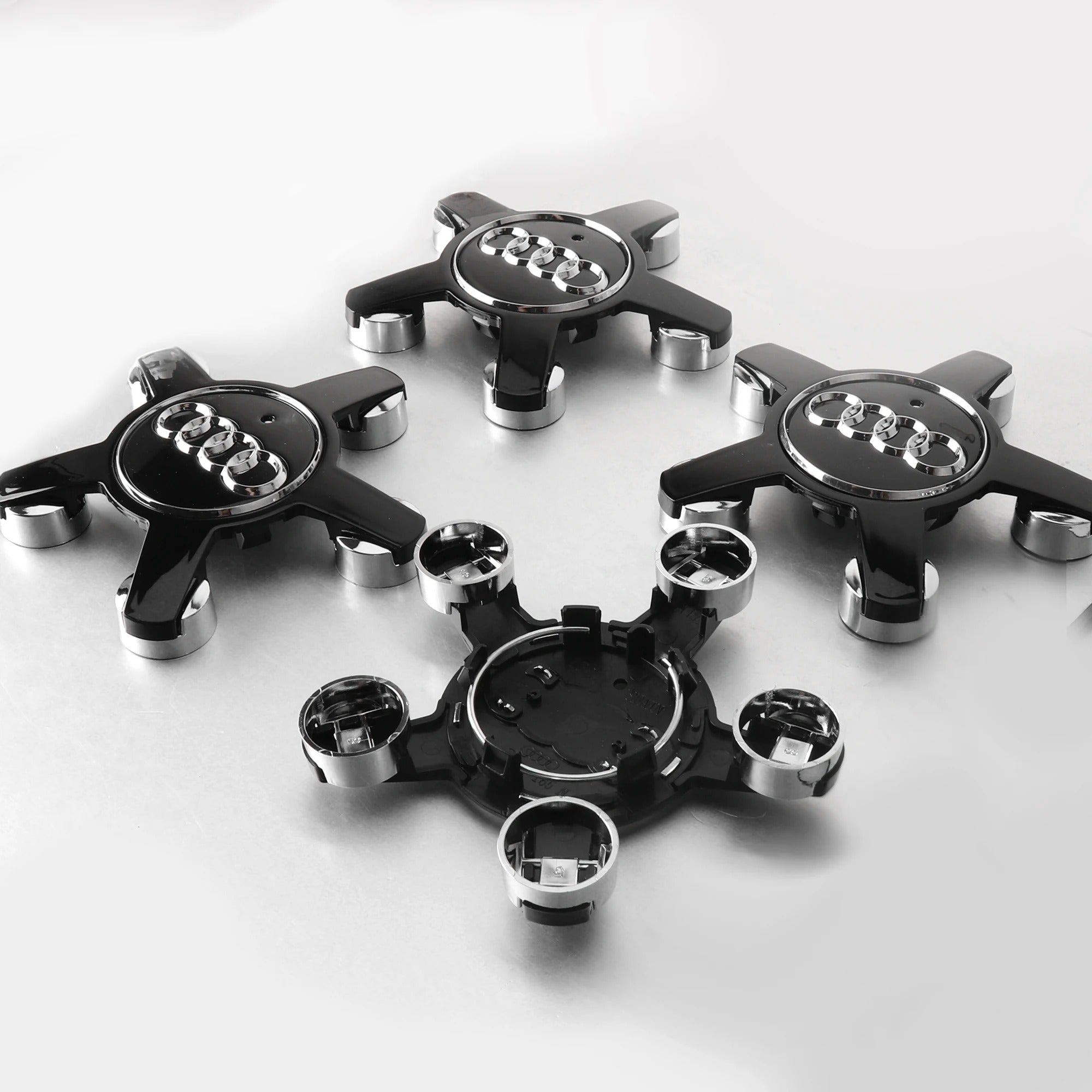 Audi 135mm ratlankių dangteliai juodos glossy black spalvos iš įvairių pusių