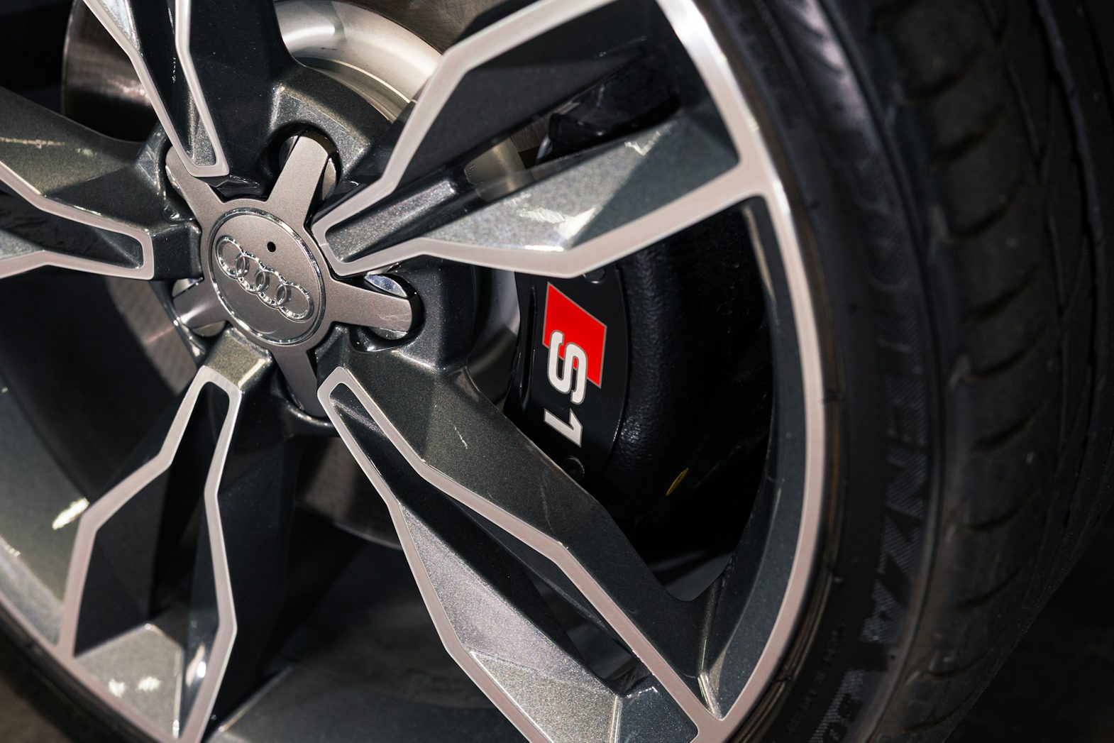 Audi ratlankių dangtelis 135mm pilkos spalvos kaip originalas aukštos kokybės pavyzdys