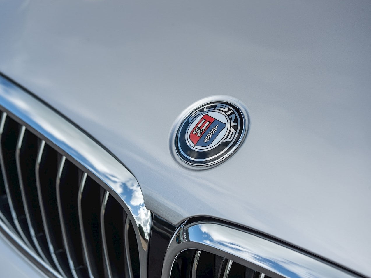 BMW Alpina Emblemos pavyzdys ant kapoto