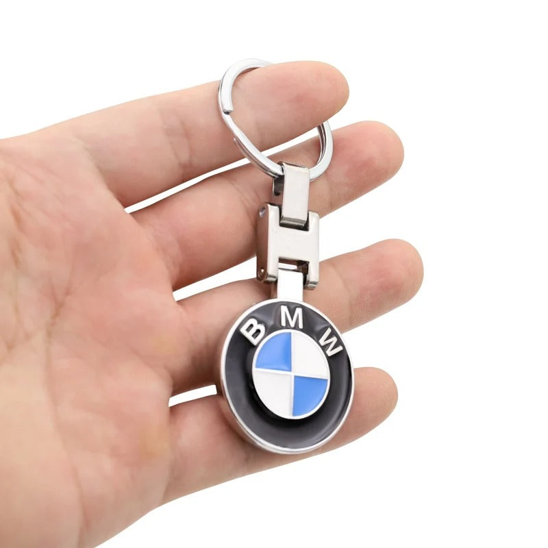 Metalinis Raktų Pakabukas su BMW logotipu rankoje